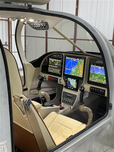 Advance Flight Systems 5600 with  Avidyne IFD 540 with Aerosport Products Carbon Fiber Panel